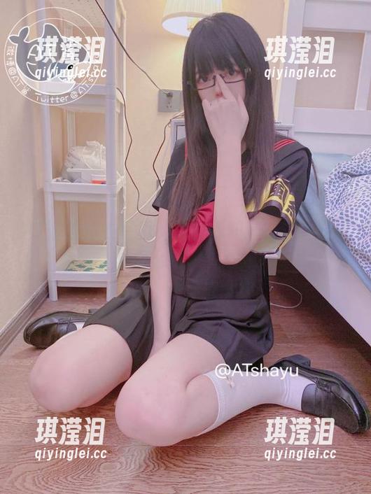 AT鲨 AT鲨连体衣写真:我就想知道在这种衣服里怎么吃水煮面。