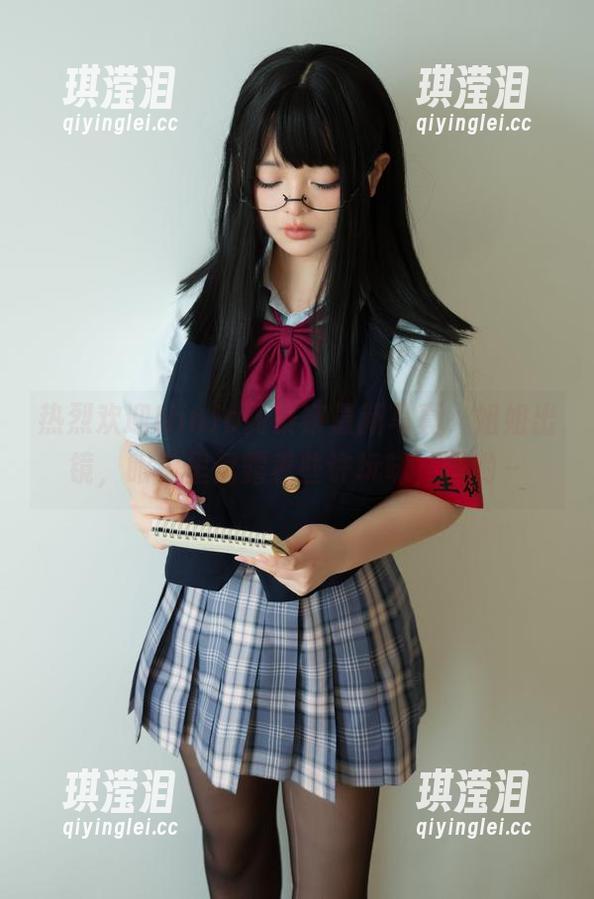 热烈欢迎NinJa阿寨寨最新写真，姐姐出镜，眼神里透露着些许玩味，喔哟～