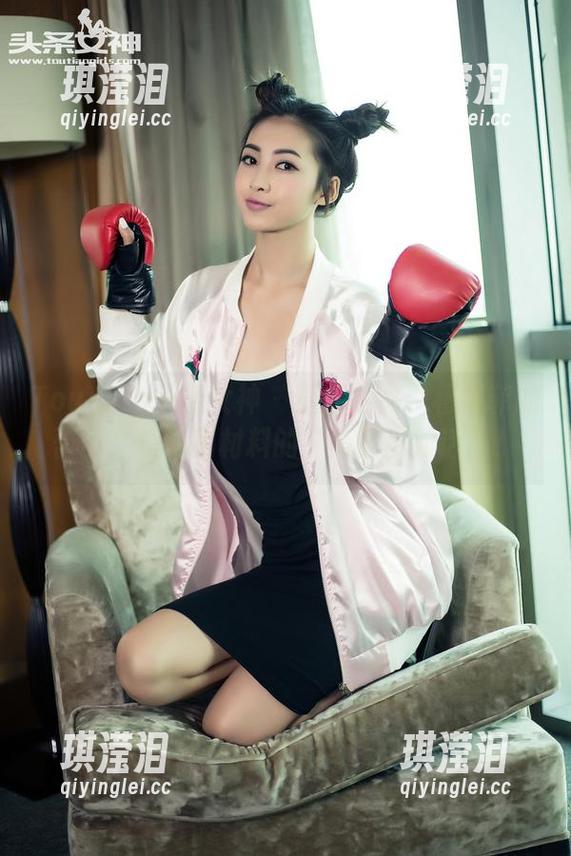 TouTiao头条女神 - 最新写真：穆菲菲的蕾丝，模特和材料的“高强度对话”！