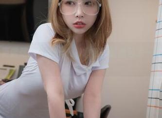冬季暖流？更像是Uhye(이유혜)拿着圣诞图包来一波视觉轰炸啊。