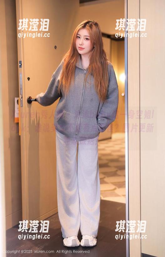 Xiuren秀人网-沐沐baby Xiuren秀人网 - 沐沐baby这一身空姐look:谁说美女不能有点奇怪?图片更新独家放送!