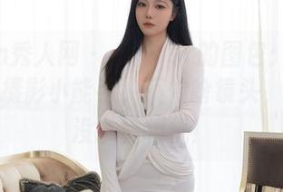Xiuren秀人网 – 玥儿玥er的图包：万宁旅行遇上摄影小能手，不怕啥镜头，只怕她没拿稳相机！