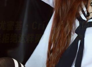 YouMi尤蜜荟 – Cris_卓娅祺的袜子图包：谁能拒绝这样美丽的‘织物’诱惑？