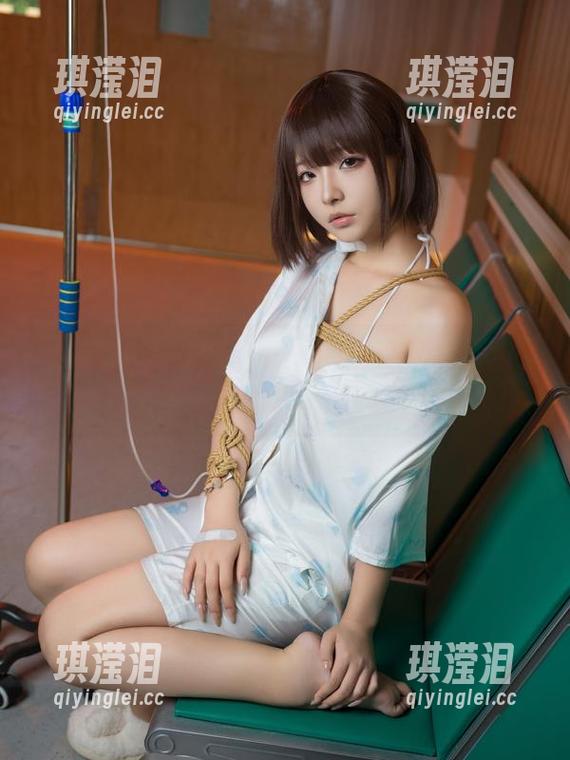 泳池争艳，yuuhui玉汇的机械女友与水花一同分享原图，谁说机器人不动人？