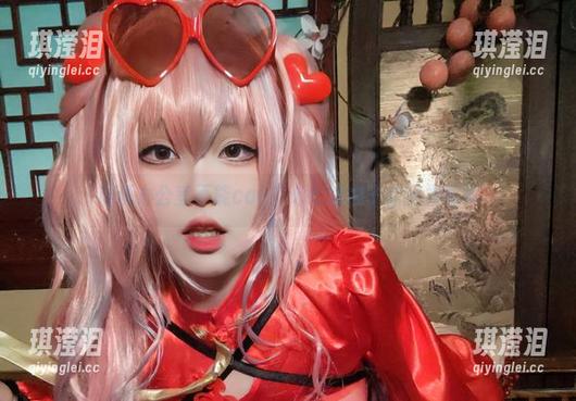 谁说办公室不能cos？七七娜娜子的另类写真