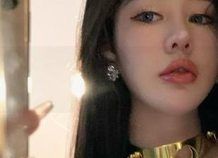 微密圈 – 不爱笑的赛琳的最新图集更新,不只不过是秘书形象那么简单。