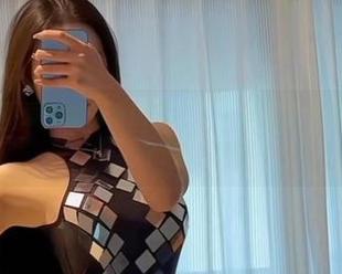 微密圈 – 不爱笑的赛琳的美图，下载后你也能身材完美了吗？