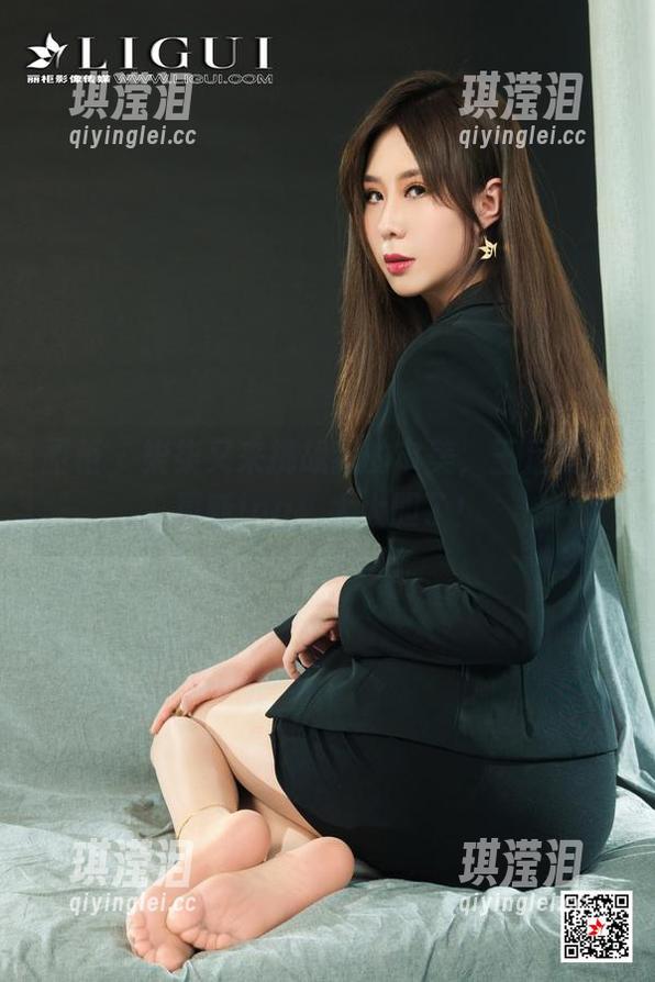 丽柜-柒柒 丽柜 - 柒柒又来挑战我的审美,玉足套图更新ing,太大胆了!
