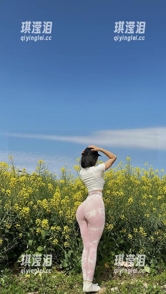 微密圈 - 网盘里的俏妞t，节日快乐下载，带点俏皮，带点小鹿乱撞。