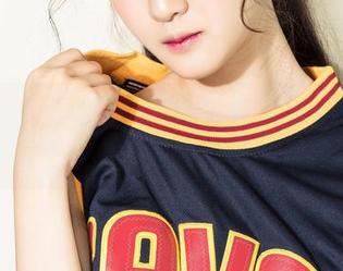 克拉女神 – 钟淇体操服全套登场，这图简直给我上了一堂身姿优雅的速成课！