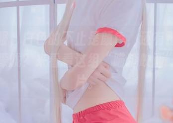 体操服，白色的不止是颜色，还有那份青春的朦胧？来看看这组“喵糖映画”的照片。