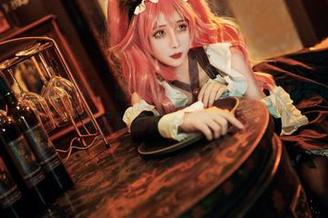 翻着奶狮不咬人的写真，你会想，毕竟谁没有想过要试试空姐那种优雅的走路姿势呢？