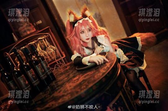 翻着奶狮不咬人的写真，你会想，毕竟谁没有想过要试试空姐那种优雅的走路姿势呢？