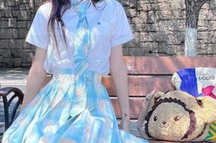 妖君白研的黑白套图，原图中火花四溅却又轻声细语
