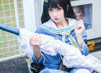 小和甜酒的泳池写真原图，水波里还有谁知道她是穿着比基尼的女神吗？