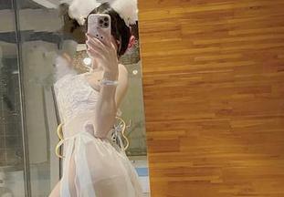 微密圈 – 小玉吃果冻在红色睡衣里，美图中的冷空气与热情互撕，太有戏了吧！