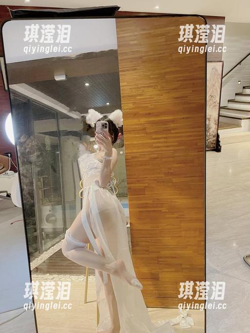 小玉吃果冻 微密圈 - 小玉吃果冻在红色睡衣里,美图中的冷空气与热情互撕,太有戏了吧!