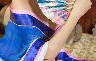 尤果网 – 观看中的呆萌，萌萌女孩变身睡美人，还是别进入梦乡了？
