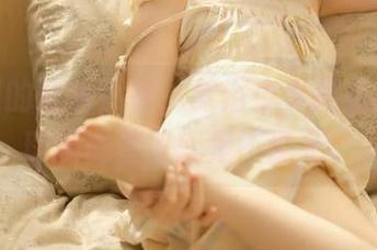 图片里的幼水铃衣，梦浴少女的姿态，水珠滴滴答答就是不愿走。