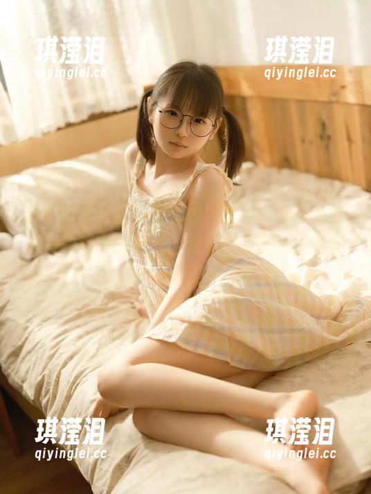 分享幼水铃衣的双人校服图包，每一张都是一种青春的悸动，居然有点想念上课的日子了…