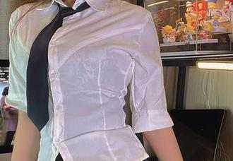 微密圈 – 张思允私拍图集：黑丝和礼服的“我太难了”日常