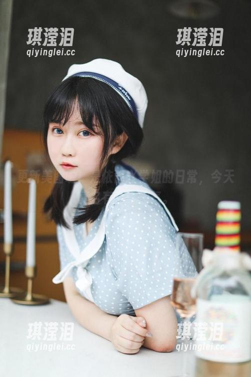 更新美图啦！是依酱吖学姐的日常，今天莫名有点小淘气。