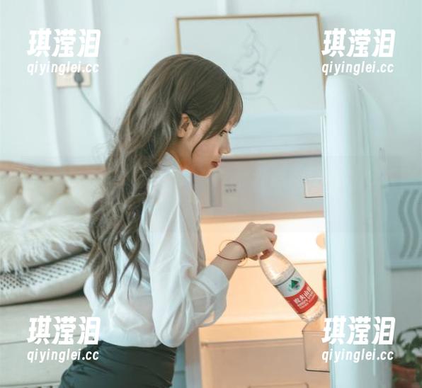 杏仁曲奇 杏仁曲奇的原图合集:OL额外时间,画风也太开放了吧?
