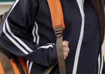 模范学院 – 唐琪儿Beauty的礼服在资源平台上发光，她在图库里的状态可以说有点儿抽象吧。