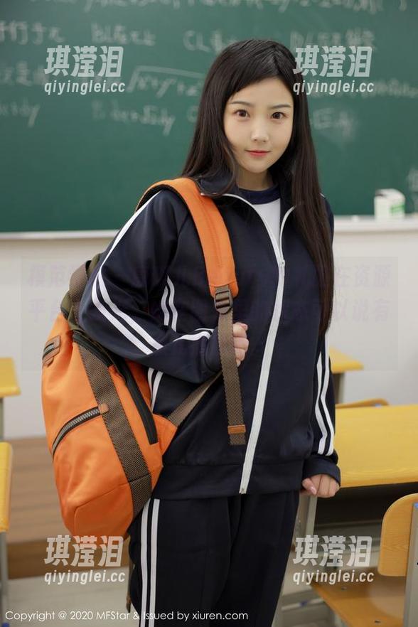 模范学院-唐琪儿Beauty 模范学院 - 唐琪儿Beauty的礼服在资源平台上发光,她在图库里的状态可以说有点儿抽象吧。