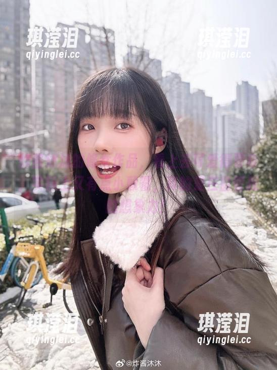 炸酱沐沐 炸酱沐沐的修女作品,看上去可爱得要命,实际上又有点小颠覆,真的是在监管我的想象力!