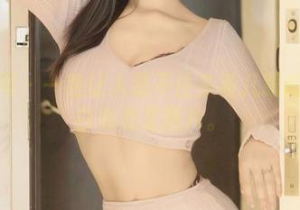 秀人网 – 一组让人忍不住多看几眼的西希白兔美足图片。