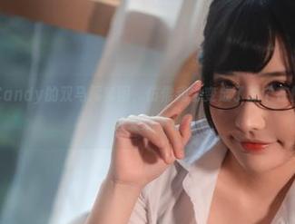 看看糖果果Candy的双马尾套图，仿佛我也变成了那个在校门口被追的可爱妹子！