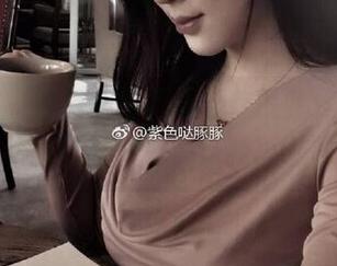 微密圈 – 紫色哒豚豚最新作品，居家风格，给我的直觉是…让我再想想。