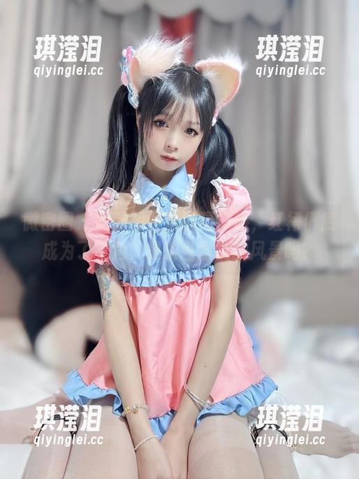 聂傲娇 微密圈 - 免费图片里的聂傲娇,红裙俨然成为了主角,是东西两端的风景吗?