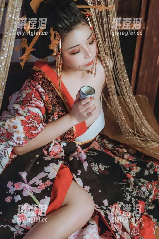 自闭颜球球 看这组旗袍的图片,自闭颜球球真的在时间的回廊里迷路了,糟糕的眼神是怎么回事?