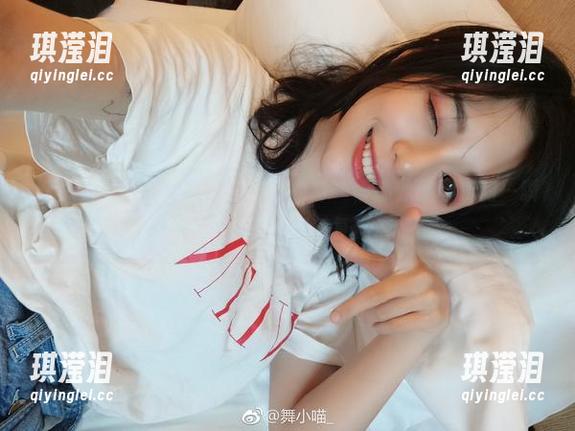 舞小喵的浴室写真，图集中的每一帧都像是静谧的一瞬，肯定很值得反复琢磨