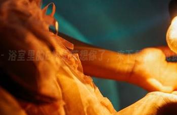 蜜桃社 – 浴室里的E杯奶茶想你了，来下载几张免费美照？