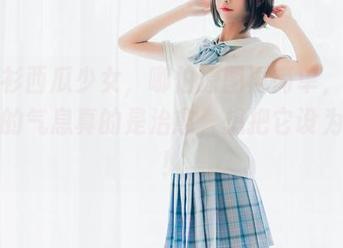 白衬衫西瓜少女，哪怕原图再简单，这种干净的气息真的是治愈，想把它设为壁纸！