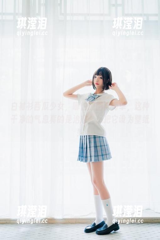 白衬衫西瓜少女，哪怕原图再简单，这种干净的气息真的是治愈，想把它设为壁纸！
