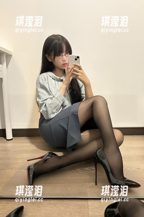 最新合集！轩萧学姐在灰色蕾丝中的小心机，总是让人猜不透。