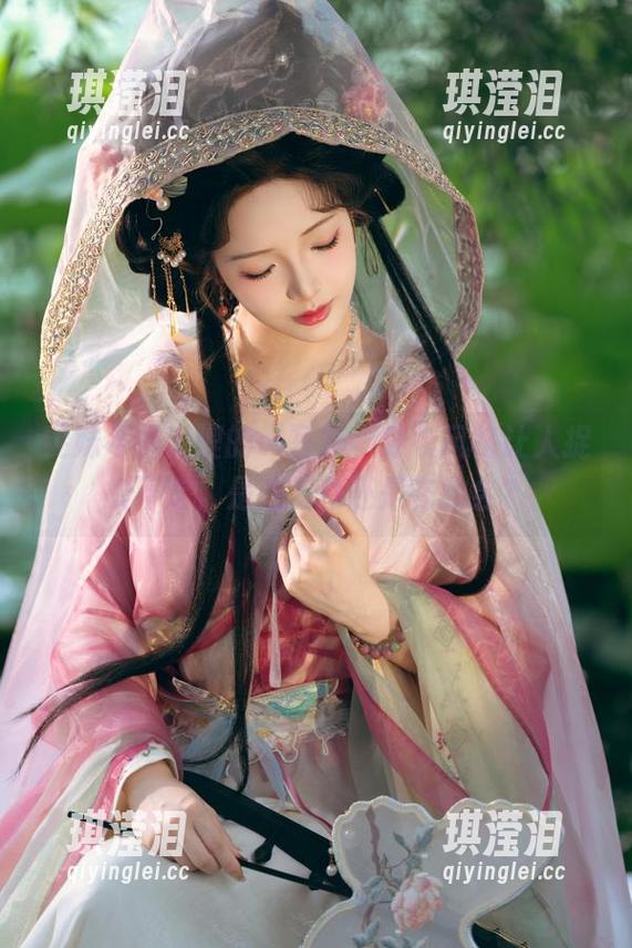 雯妹不讲道理的ol写真，穿衣风格让人捉摸不定，是在工作还是在约会？