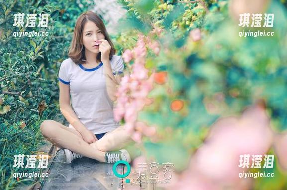 青豆客-梁莹Sugar 青豆客 - 梁莹Sugar的泳池图集,福利满溢,欢乐水花你见过吗?