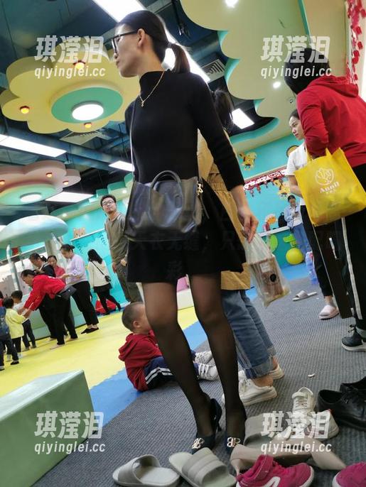 魔镜街拍 看这套魔镜街拍的写真,白丝和吊带袜的组合果然配得天衣无缝,只想为这搭配喝彩。