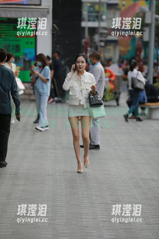 魔镜街拍 魔镜街拍:高跟运动鞋与丝袜的别致蜜月合集,真的是太好玩了